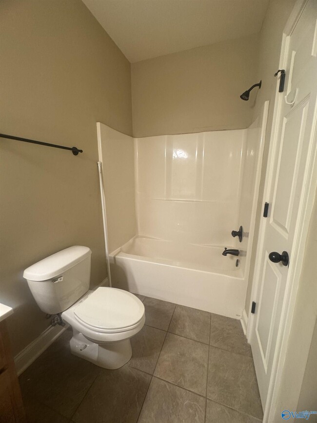 Building Photo - 208 Treetop Dr SE