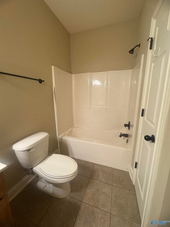 Building Photo - 210 Treetop Dr SE