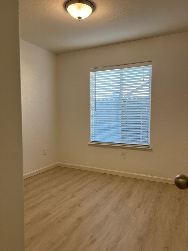 Building Photo - Available NOW! SPECIAL $500 off 1st months rent