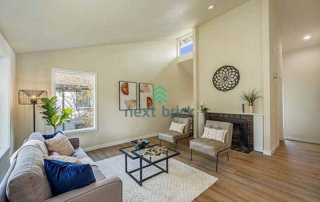 Building Photo - 2 Bed and 1.5 Bath Stunning Townhome is Available for Rent!