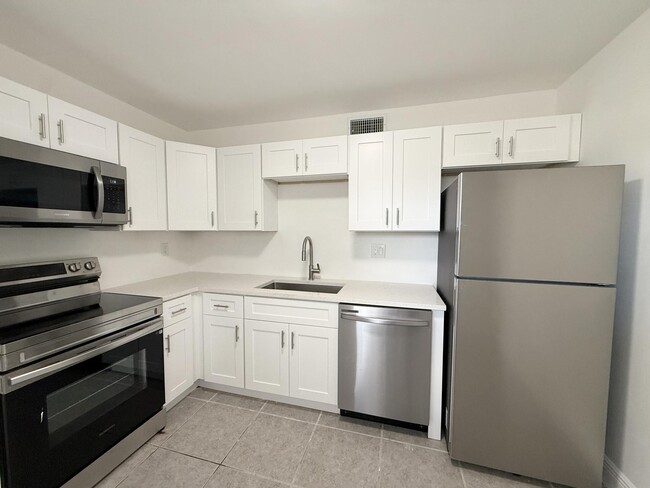 Building Photo - 906 Foresteria Dr