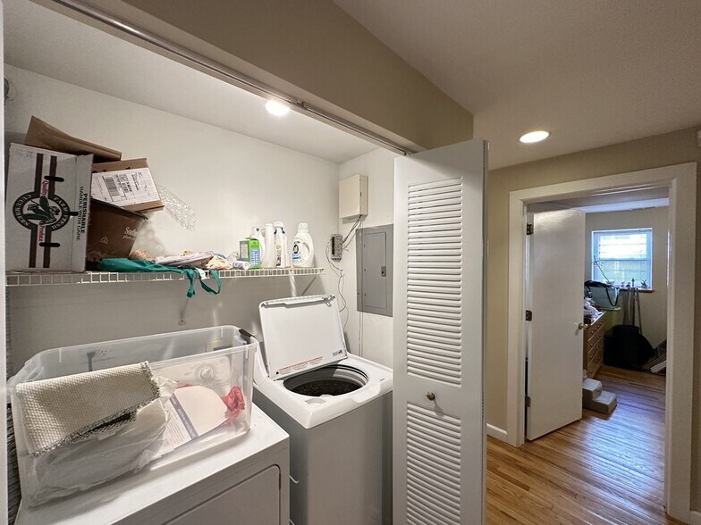 Building Photo - 3345 N Southport Ave