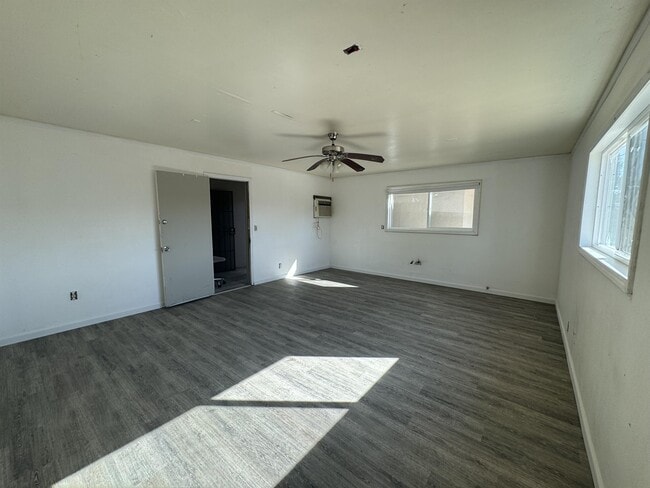 Building Photo - 4133 Kenmore Dr S