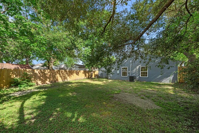 Building Photo - 2108 Camille St