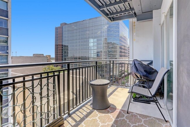 Building Photo - 800 Brazos St