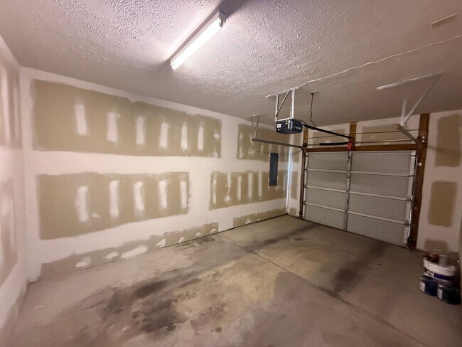 Building Photo - 3 Bedroom Available Now!