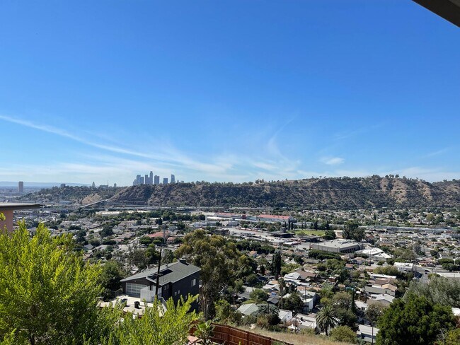 Building Photo - Gorgeous 5 Bed House - Amazing View!