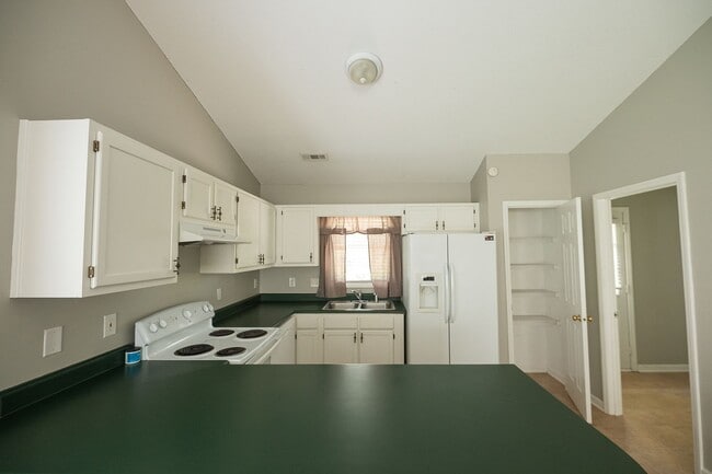 Building Photo - Charming 3 bedroom 2 bath ranch style home in Greensboro with covered front porch!