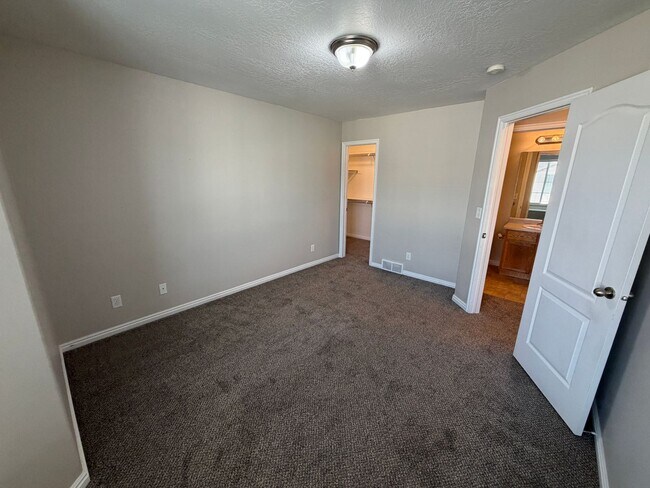 Building Photo - 977 Chelsea Ln