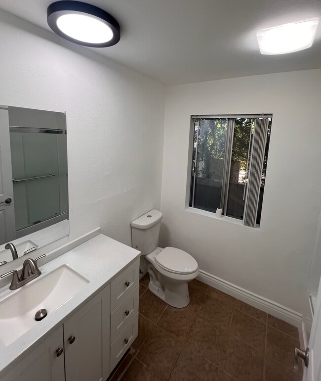 Building Photo - Modern 2-Bedroom Apartment in Gated Van Nu...