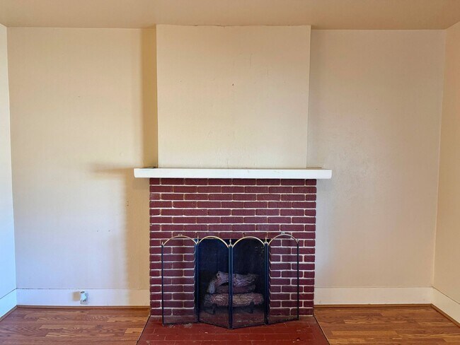 Building Photo - Cute 2 Bed 1 Bath Craftsman Home