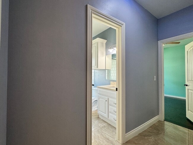 Building Photo - Spacious 3 Bedroom 2.5 Bath Home Near Okla...