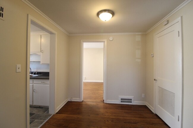 Building Photo - One Bedroom Duplex in North Kansas City