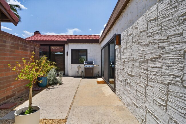 Building Photo - 2490 E Miramonte Cir