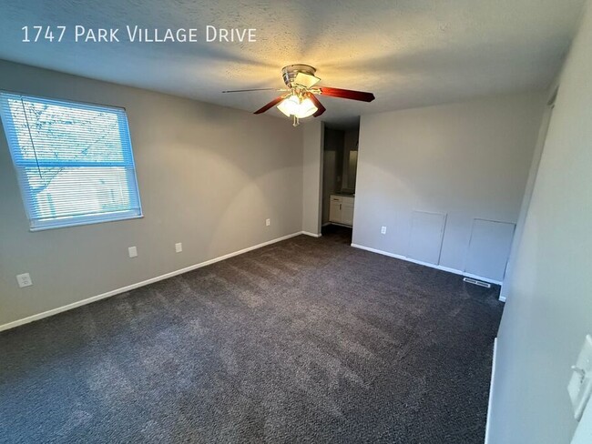 Building Photo - 2 Bedroom 2.5 Bath Townhome