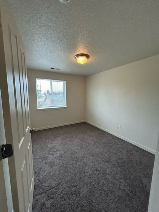 Building Photo - Beautifully Renovated 3 Bedroom Townhome i...