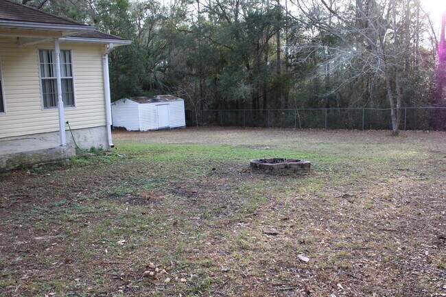 Building Photo - 305 Ashley Dr