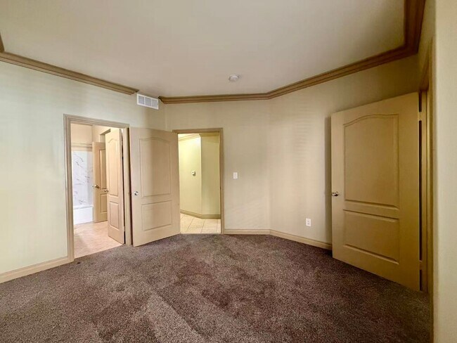 Building Photo - 5525 W Flamingo Rd
