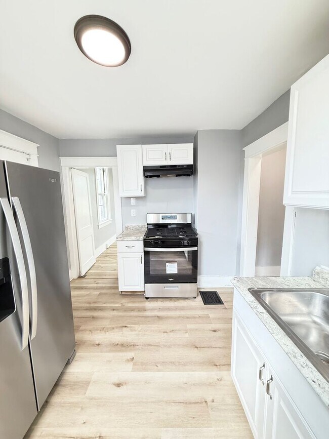 Building Photo - Updated 3 Bedroom 1 Bathroom in North Vers...