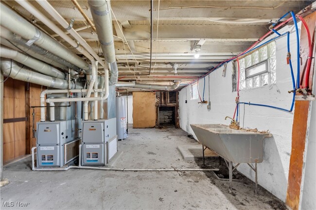 Building Photo - 8517 Rosewood Ave