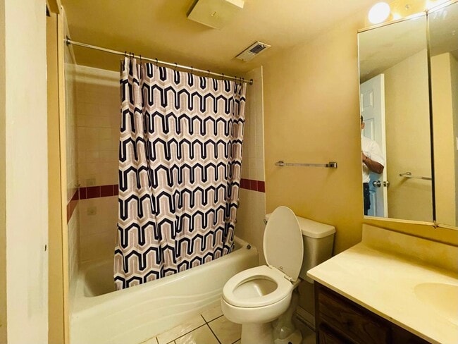 Building Photo - 6015 Lakeside Pl