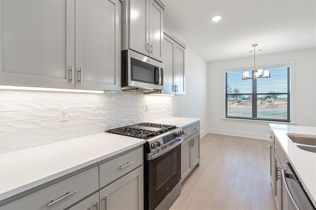 Building Photo - 7004 SW Orange Ave