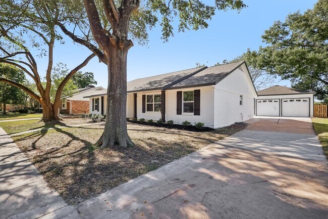 Building Photo - 15322 Torry Pines Rd