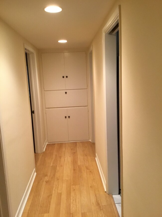 Hallway - 1233 N Columbus Ave