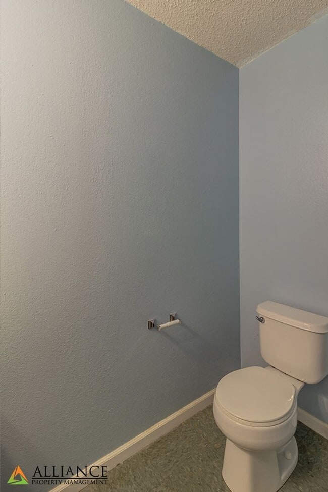 Building Photo - Spacious Rooms & Newer Carpet ~ Close to D...