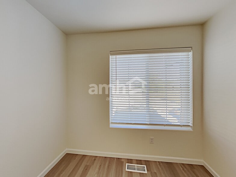 Building Photo - 1209 W 17th Ave