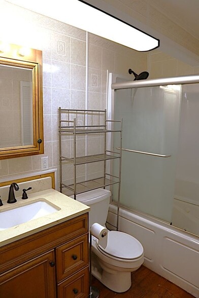 Building Photo - 3900 Bronson Ln