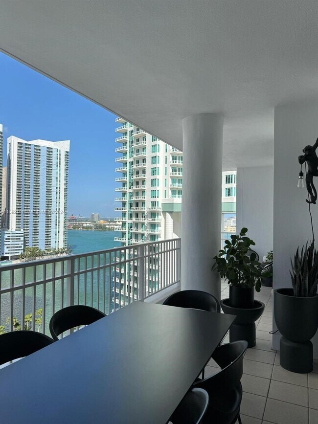 Building Photo - 801 Brickell Key Blvd