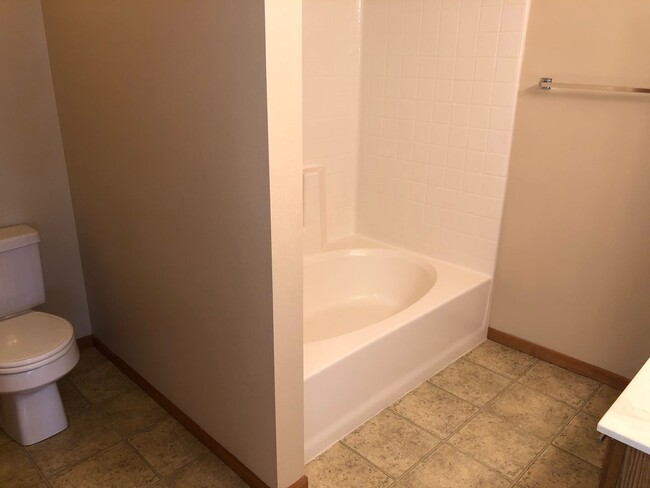 Building Photo - 3 Bed 2 Bath Twin Home