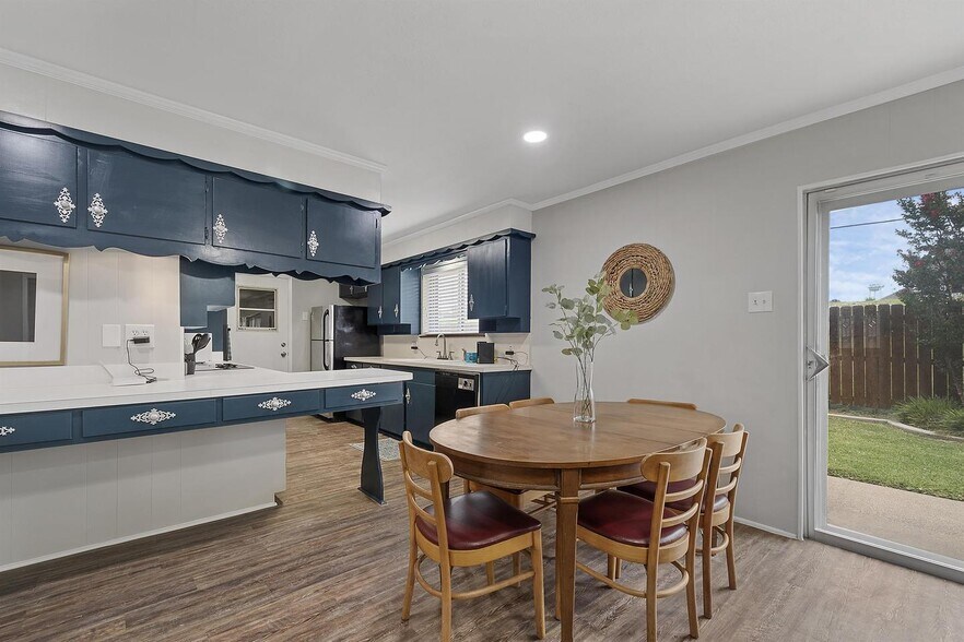 Building Photo - Bright & spacious 6-bedroom retreat in Ben...