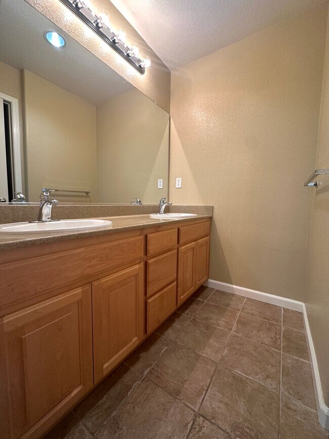 Building Photo - Gorgeous 3 Bed, 2 Bath in Gated Community in Brentwood