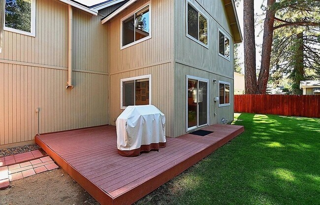 Building Photo - Large upscale home with large garage