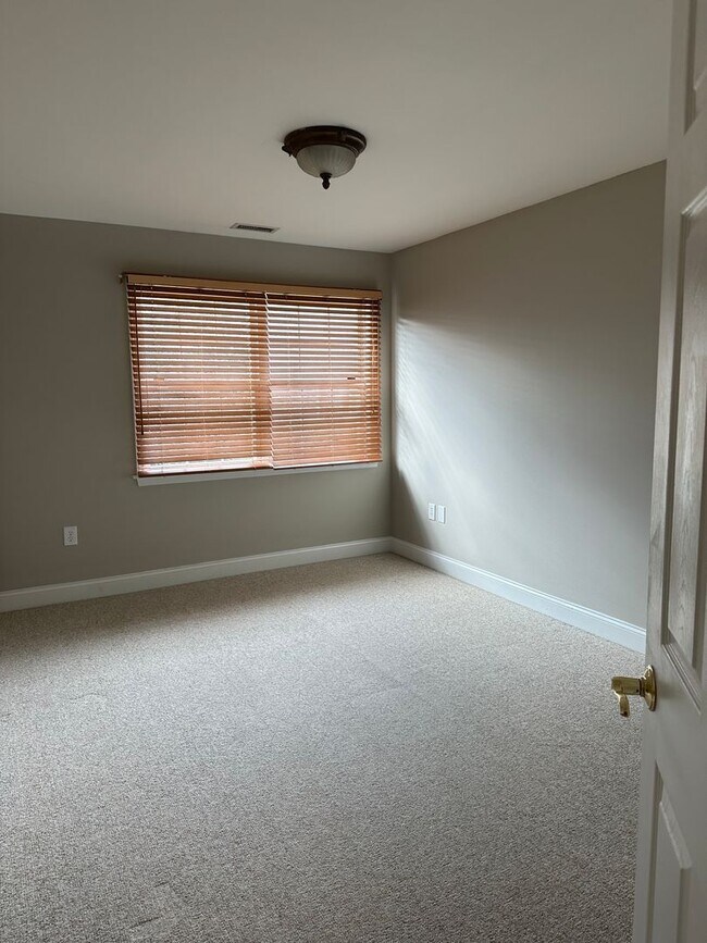 Building Photo - 121 Oak Hill Ln