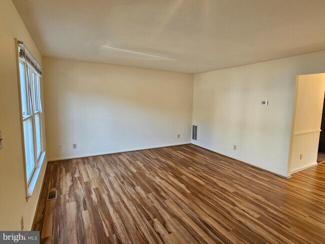 Building Photo - 806 Grove Ave