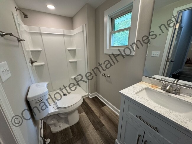 Building Photo - Nice updated home