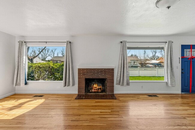 Building Photo - 1415 W Roseburg Ave