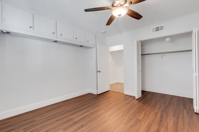 Building Photo - Modern Sarasota 3 Bedroom Home With Separa...