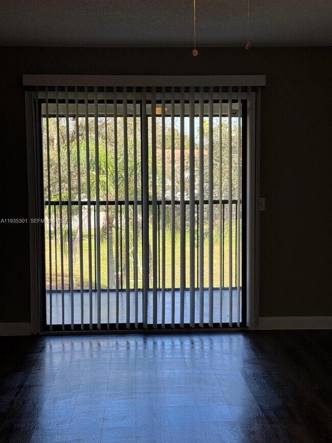 Building Photo - 617 Ixoria Ave