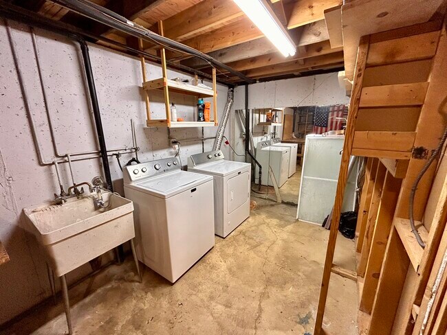 Building Photo - 2S717 Winchester Cir N