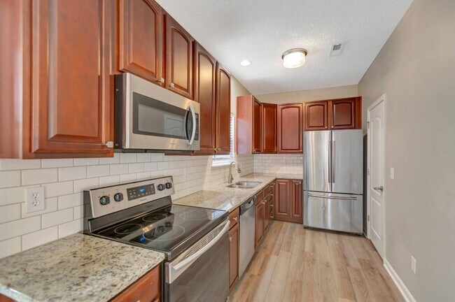 Building Photo - Lakes of Summerville