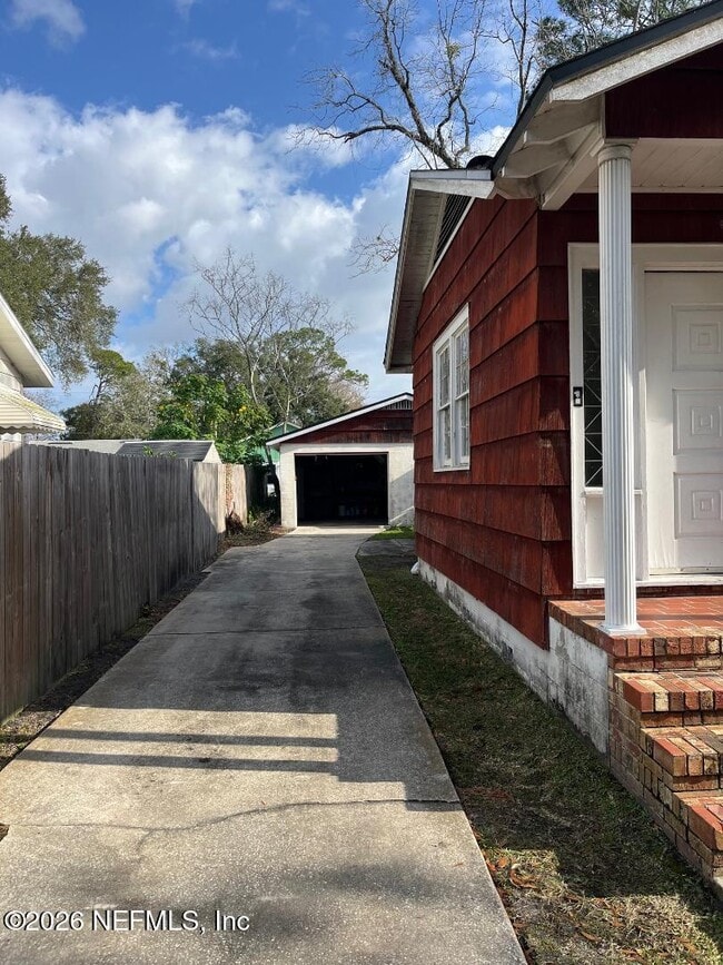 Building Photo - 1337 Menna St