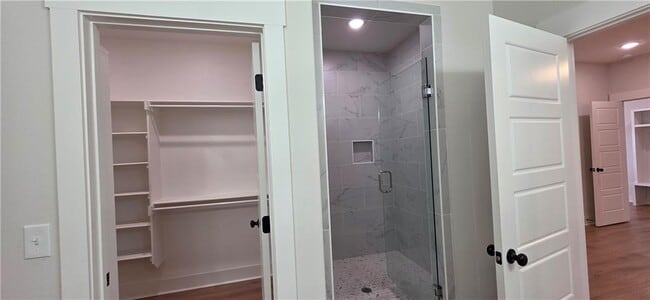 Building Photo - 921 Round Top St