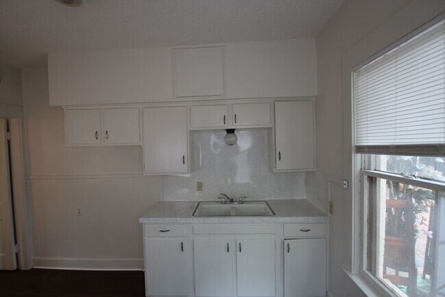 Building Photo - Schedule A Tour Today! 1 Bedroom 1 Bath Apartment in the Heart of Tyler!