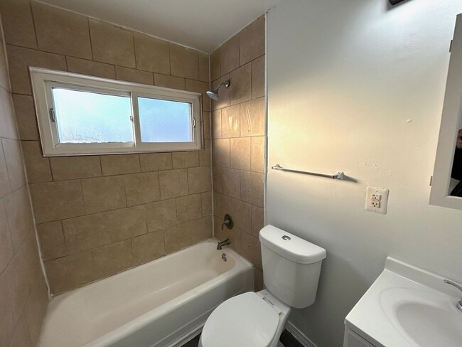 Building Photo - Lovely 3 Bedroom 1 Bathroom now available for rent