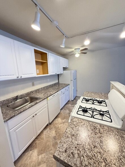 Primary Photo - Foxwood Apartments