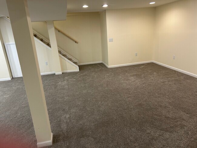 Building Photo - 3754 Hi Villa Dr